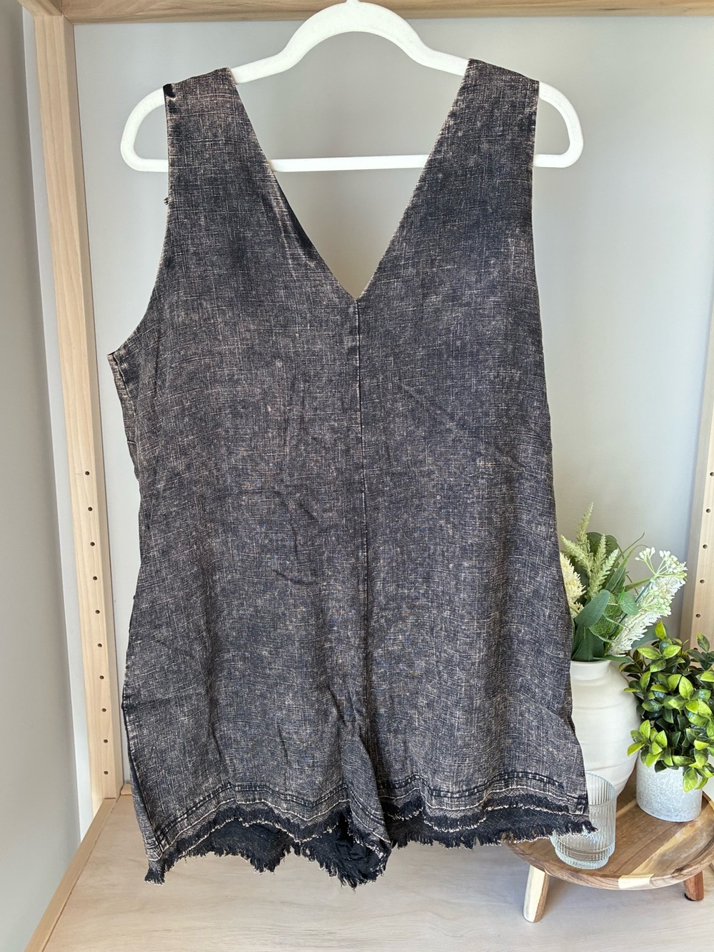 Umgee Black Linen Blend Frayed Stonewash Sleeveless Button Back
Top Blouse Large - Picture 4 of 8
